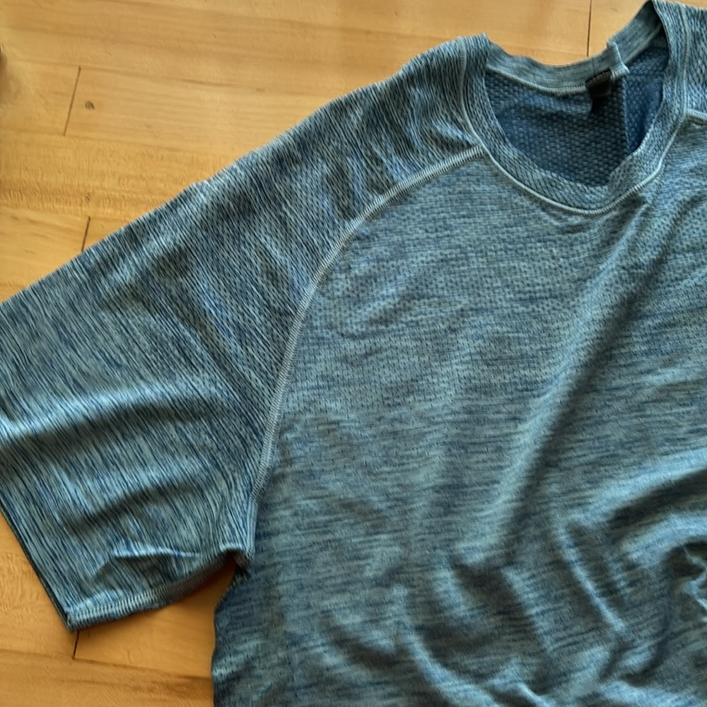 Men’s Lululemon vent seamless blue t shirt size medium, worn a couple times!